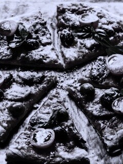 Сочная пицца с томатами и пармезаном обои