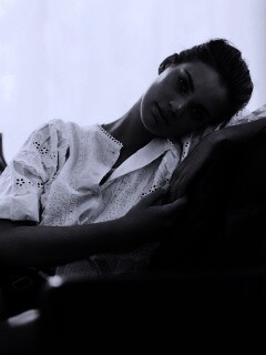 Девушка на диване обои