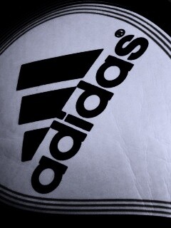 Мяч с логотипом Adidas обои