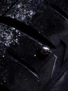 Божья коровка на автомобильной покрышке обои