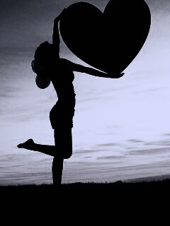 С сердцем в руках обои