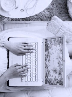 Девушка с ноутбуком vaio обои