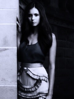 Девушка на лестнице обои