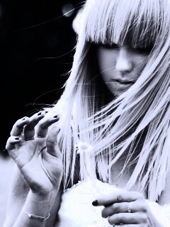 Красивая блондинка с ромашкой обои