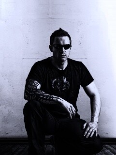 Парень с татуировкой обои