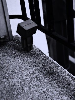 Грустный картонный человечек обои