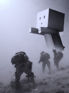 Картонный человек среди солдат обои