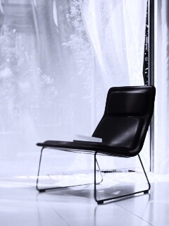 Стул перед занавеской обои