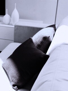 Подушки на диване обои