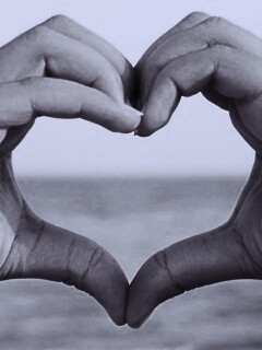 Руки сложенные сердечком обои