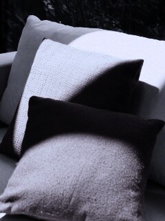 Красные подушки обои