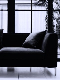 Диван в комнате обои