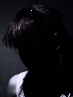 Рыжая в наушниках обои