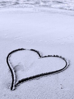 Аккуратное сердце на песке обои