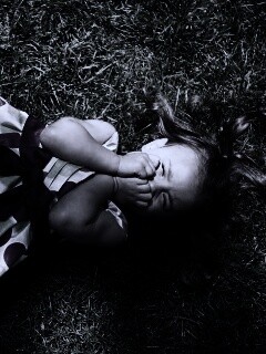 Девочка на траве обои