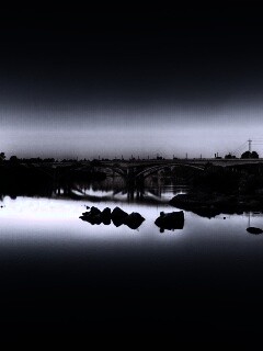 Мост через живописную реку обои