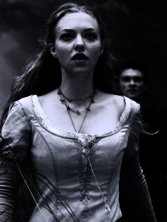 Аманда Сейфрид в Красной Шапочке обои