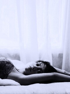 Алиса Милано на кровати обои