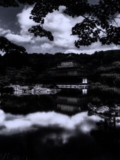 Японский домик на берегу озера обои