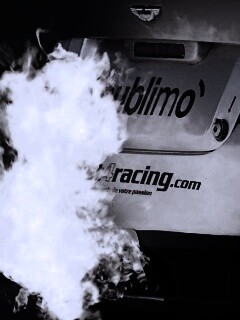 Огонь из выхлопной трубы гоночного Aston Martin обои