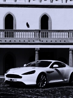 Астон Мартин в дворике дома обои