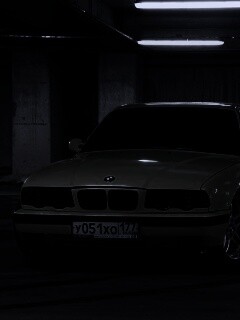 BMW M5 на стоянке обои