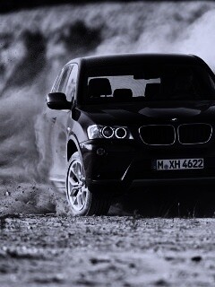 Кроссовер BMW в заносе обои