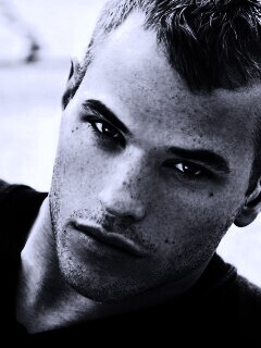 Келлан Латс обои