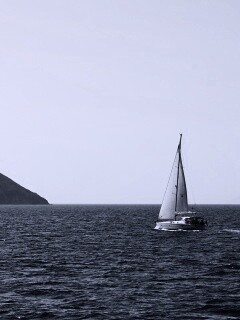 Яхта в море обои