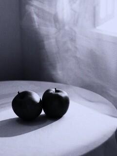 Яблоки на столе перед окном обои