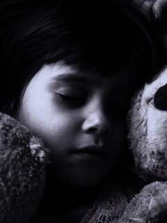 Девочка спит с мишками в обнимку обои