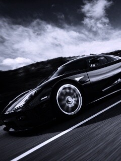 Автомобиль Koenigsegg мчится по трассе обои