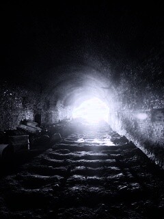 Захламленный тоннель обои