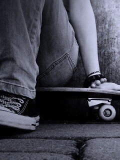 Девушка сидящая на скейте обои