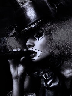 Девушка клоун курит сигару обои