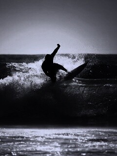 Сёрфер поймал волну обои