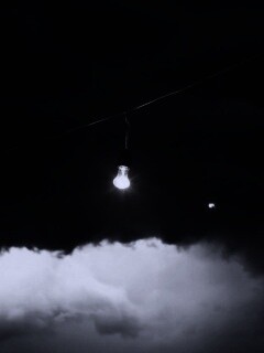 Лампочка на фоне туч обои