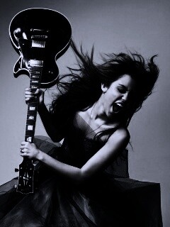 Miley Cyrus разбивает гитару обои