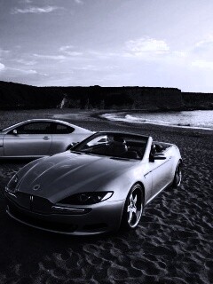 Два спорткара на берегу моря обои