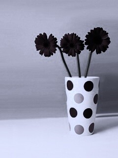 Вазочка с тремя красными герберами обои