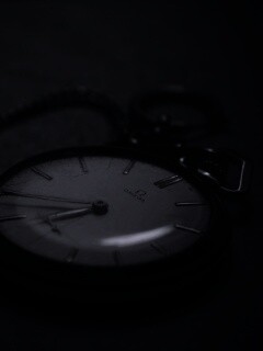 Часы на цепочке обои