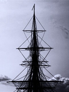 Мачта корабля на фоне неба обои