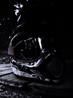 Шлем на лесной велотрассе обои