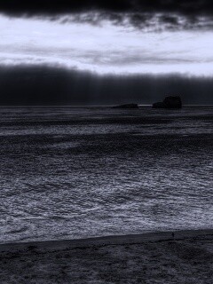 Пляж на фоне светящегосы неба обои