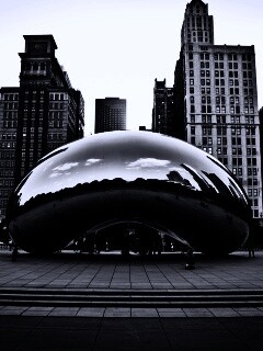 Отражение города в зеркальном монументе обои