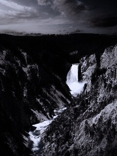 Водопад в скалистой местности обои