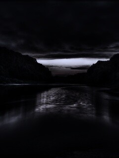 Багровый закат и водная гладь обои