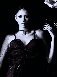 Женщина в красном платье обои