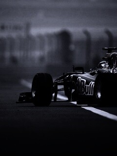 Болид выезжает на трассу обои