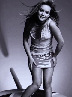 Хилари Дафф в кожаной миниюбке обои